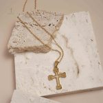 Croix chrétienne en métal pour un look moderne