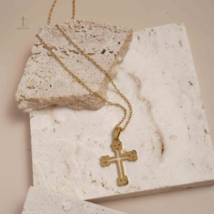 Croix chrétienne en métal pour un look moderne