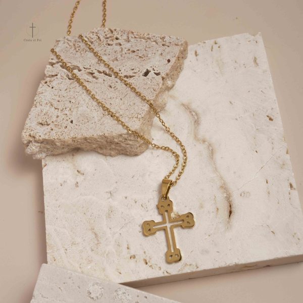 Croix chrétienne en métal pour un look moderne