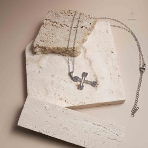 Bijou croix lumineux pour les croyants