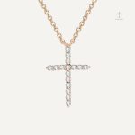 Accessoire mode : collier croix délicat en cristal