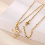 Accessoire mode : collier en croix avec cristal