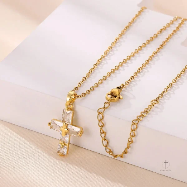 Accessoire mode : collier en croix avec cristal