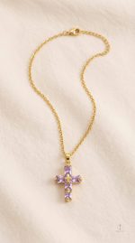 Collier Croix contemporain, parfait pour toutes occasions
