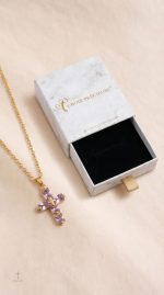 Bijou Croix délicat, mettant en valeur un cristal