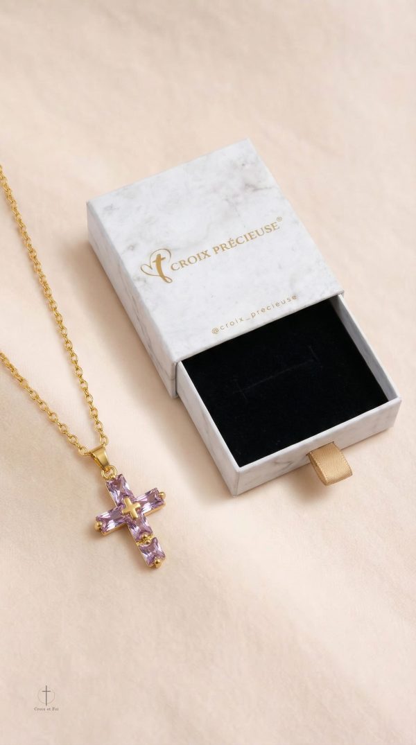 Bijou Croix délicat, mettant en valeur un cristal