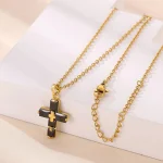 Collier en croix avec design en cristal unique