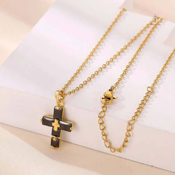 Collier en croix avec design en cristal unique