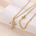 Bijou Croix en cristal pour une touche chic