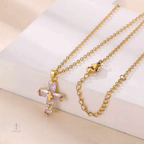 Bijou Croix en cristal pour une touche chic