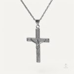 Collier Croix, accessoire chic rehaussé de cristal sacré
