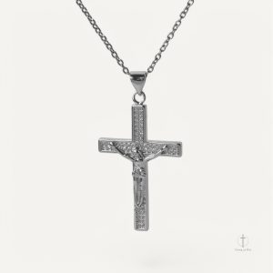 Collier Croix, accessoire chic rehaussé de cristal sacré