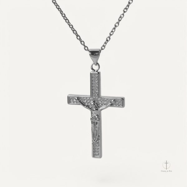 Collier Croix, accessoire chic rehaussé de cristal sacré