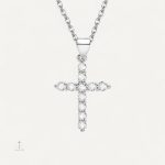 Accessoire Croix en cristal, style minimaliste