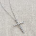 Accessoire tendance : croix en cristaux brillants