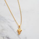 Collier élégant avec croix dorée