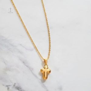 Collier élégant avec croix dorée