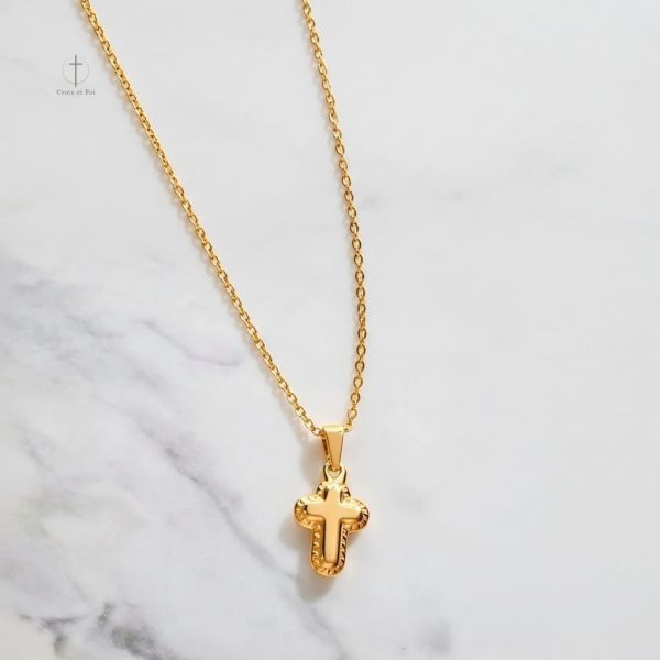 Collier élégant avec croix dorée