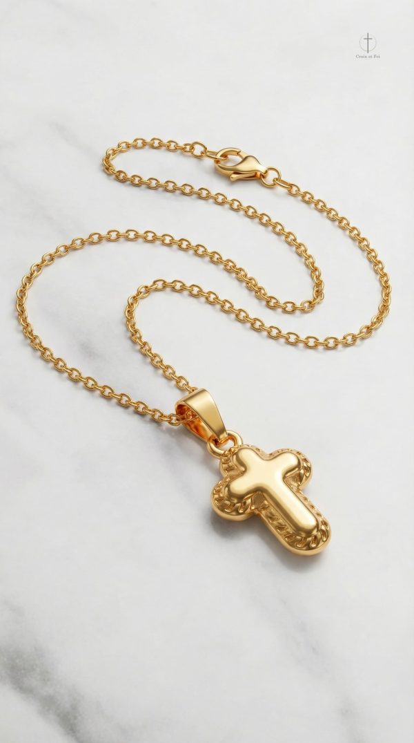 Collier orné d'une croix aux formes arrondies