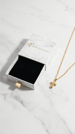 Collier Croix avec finition dorée raffinée