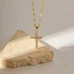 Élégant collier croix doré, design raffiné et moderne