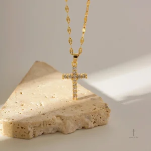 Élégant collier croix doré, design raffiné et moderne