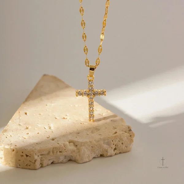 Élégant collier croix doré, design raffiné et moderne