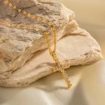 Accessoire de mode : collier croix doré avec détails en cristal