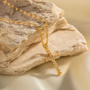 Accessoire de mode : collier croix doré avec détails en cristal