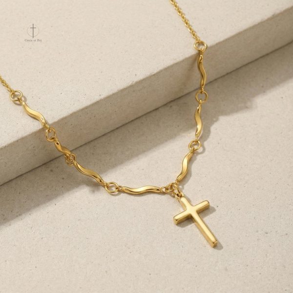 Accessoire tendance, croix dorée et design ondulé