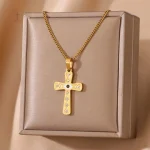 Bijou croix dorée, éclat et élégance