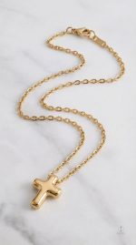 Accessoire mode : Collier Croix en or chic