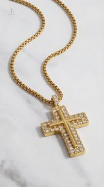 Collier élégant croix dorée en métal avec cristaux