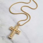 Accessoire mode : collier croix avec cristaux dorés