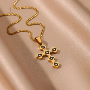 Collier élégant croix dorée, design en ébène