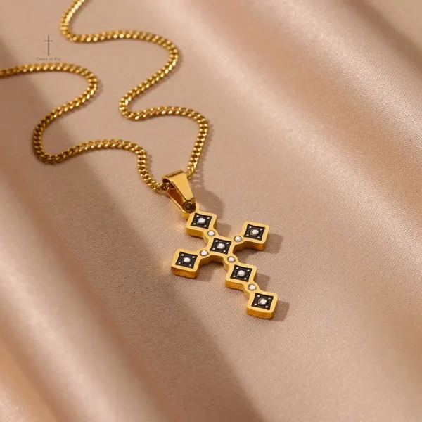Collier élégant croix dorée, design en ébène
