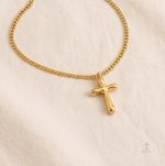 Collier croix tendance en finition dorée