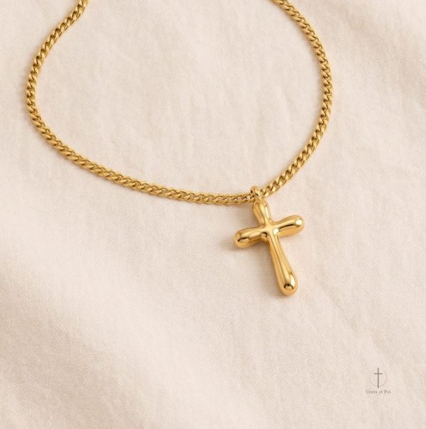 Collier croix tendance en finition dorée