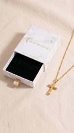 Bijou délicat : collier croix bombé doré