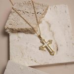 Bijou élégant Croix Dorée ornée de Zircons précieux