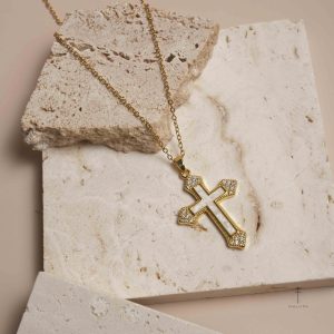 Bijou élégant Croix Dorée ornée de Zircons précieux