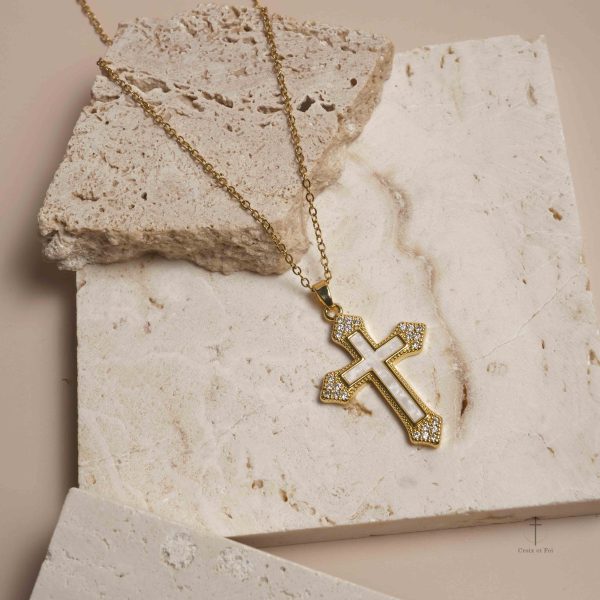 Bijou élégant Croix Dorée ornée de Zircons précieux