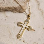 Accessoire tendance : Collier Croix incrusté de Zircons