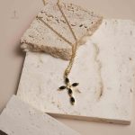 Collier Croix chic avec détails en doré et noir