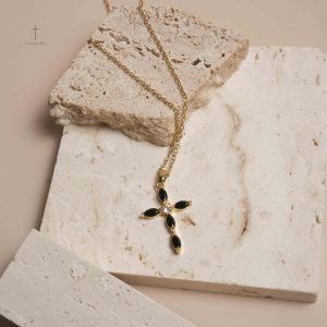 Collier Croix chic avec détails en doré et noir
