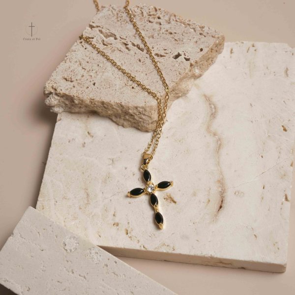 Collier Croix chic avec détails en doré et noir