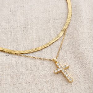 Accessoire religieux avec design moderne en croix