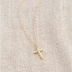 Accessoire élégant avec croix pour toutes occasions