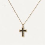 Collier Croix Éclat Noir, bijou élégant et moderne