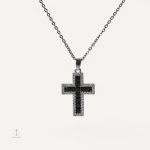 Accessoire chic, collier en forme de croix noir